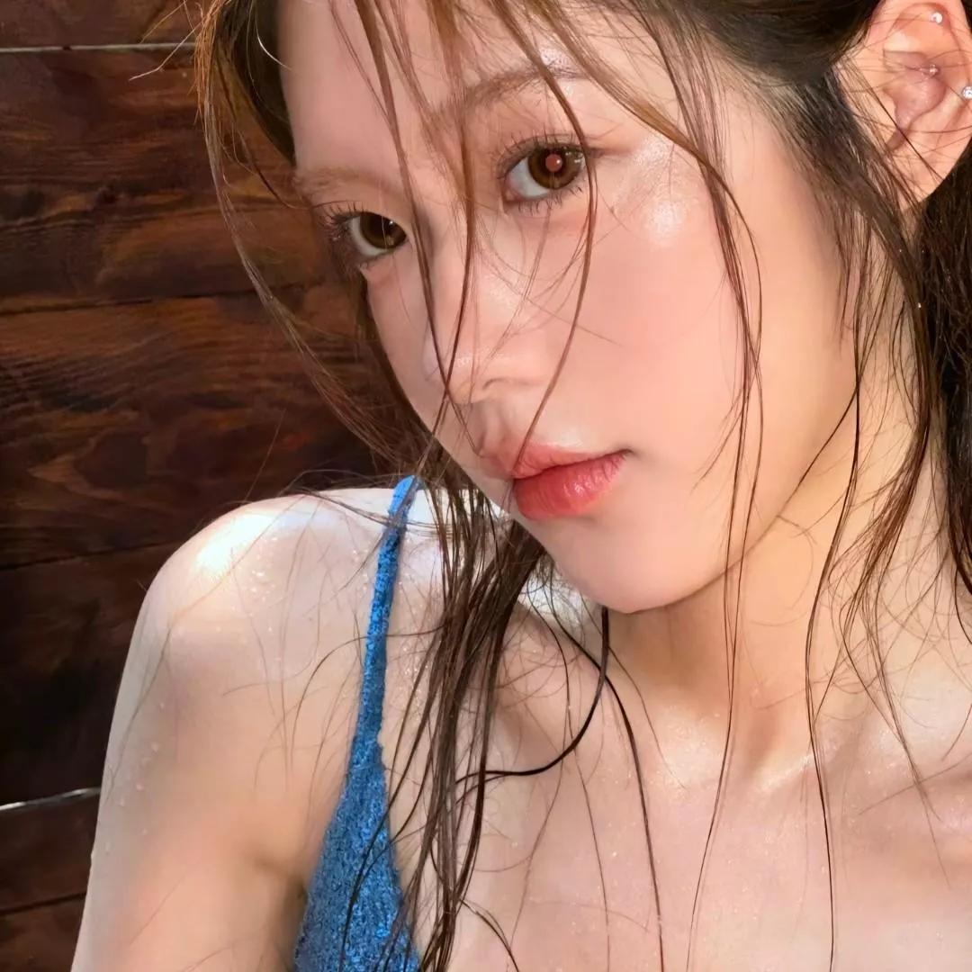 夏日清凉，沐浴后的肌肤散发着自然的魅力。沐浴 春日沐浴 浴后身体滋润 沐浴护肤 