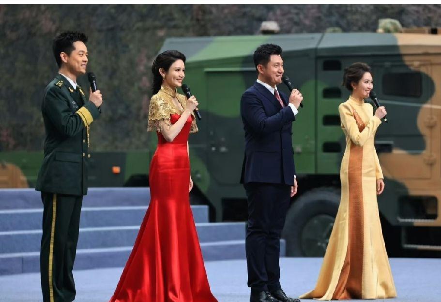 说龙洋在八一建军节晚会上穿大红晚礼服不合适？我可不这么觉得。今年八一晚会，龙洋一