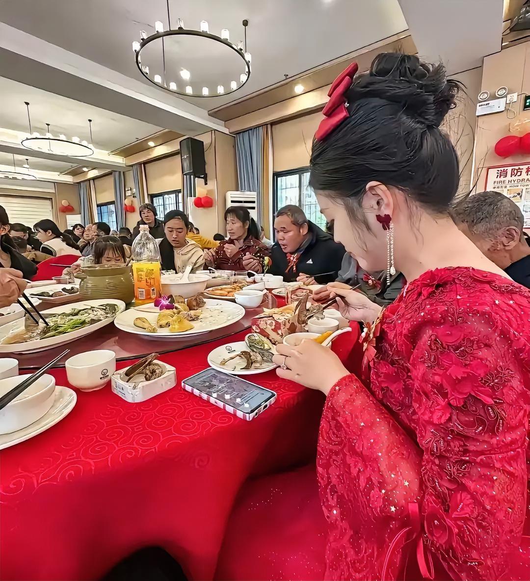 无锡的这场婚礼，直接撕开了资本遮羞布口子！
五一节参加无锡同学婚礼，全程没有迎宾