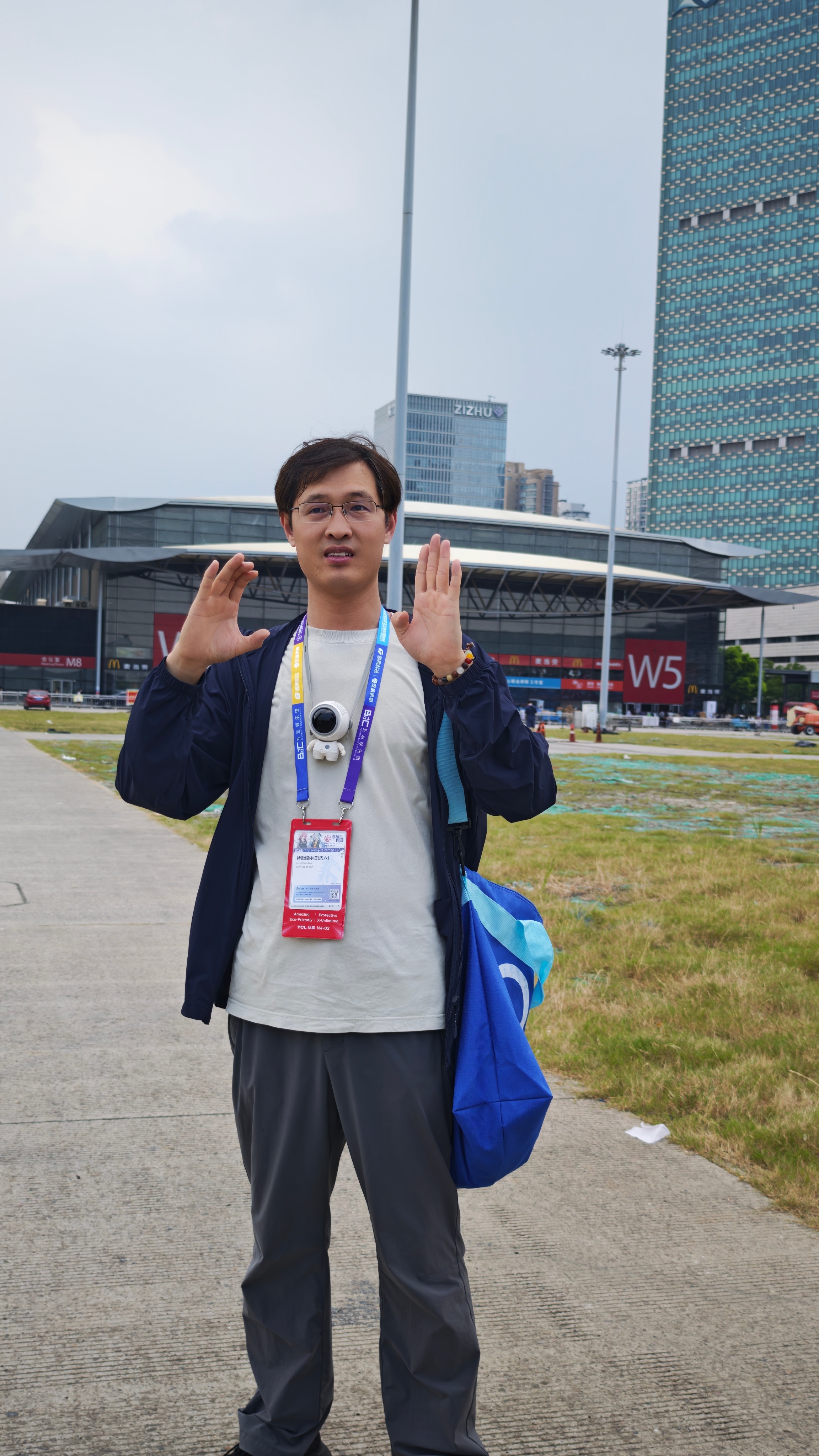 在逛2026ChinaJoy的时候，想着拍张照留念一下吧，又想着比个CJ的手势出