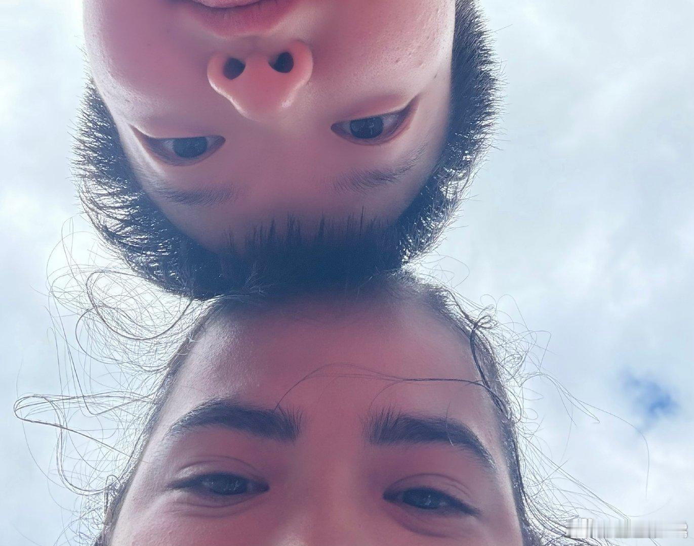 孙颖莎迪亚兹头顶头自拍 WTT澳门冠军赛，孙颖莎获得女单冠军好友更新社媒晒照：冠