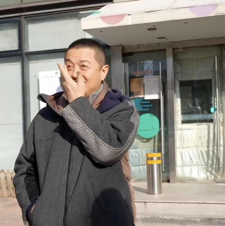 能撑起一家医院，而且是家福利医院，这个人绝对是有真爱真心的人，干医院睁开眼就是钱