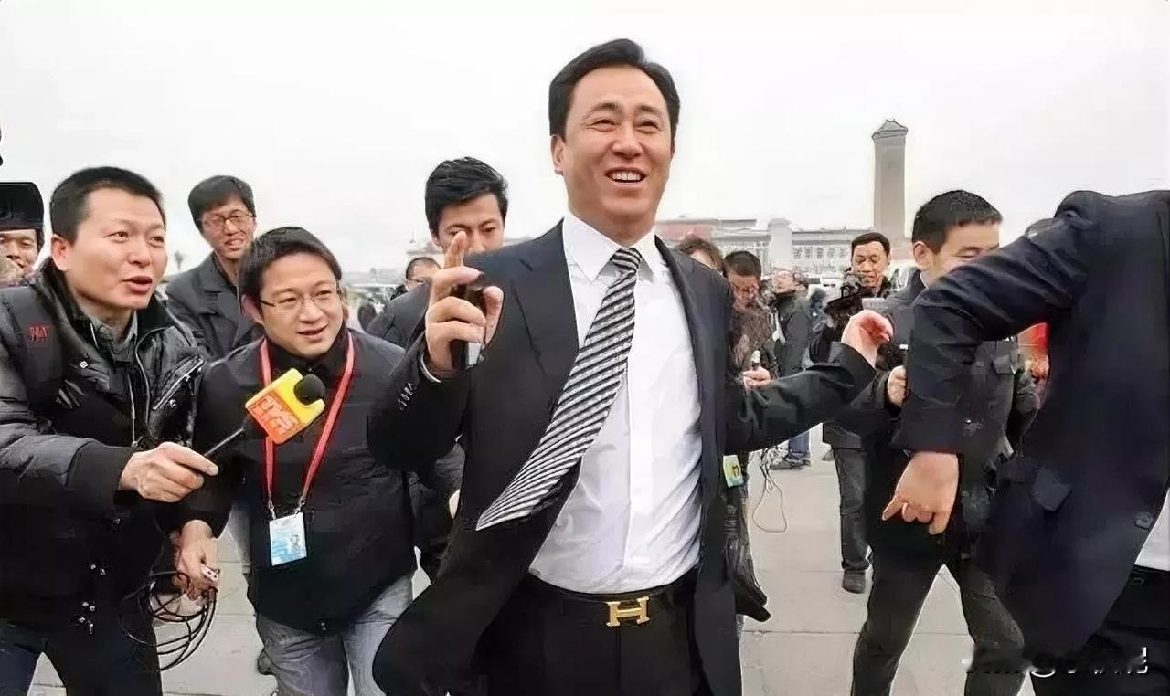 犹记当年，
大会堂前，
傲娇奔跑…

如果把胳膊遮住，就是正常的站着大笑，若加上