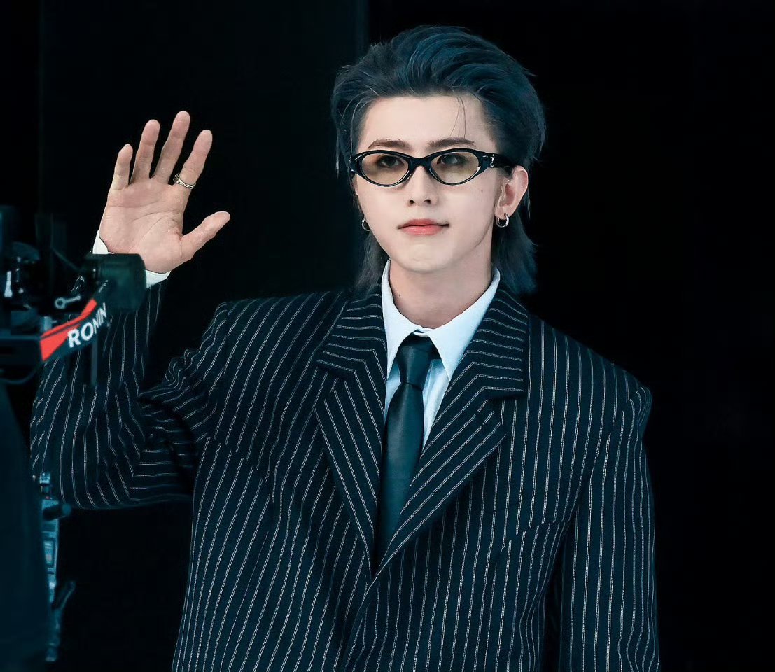 蔡徐坤在权威上没有瓶颈 工装坤气场全开！完美身材撑起工装硬挺质感，小头宽肩+清晰