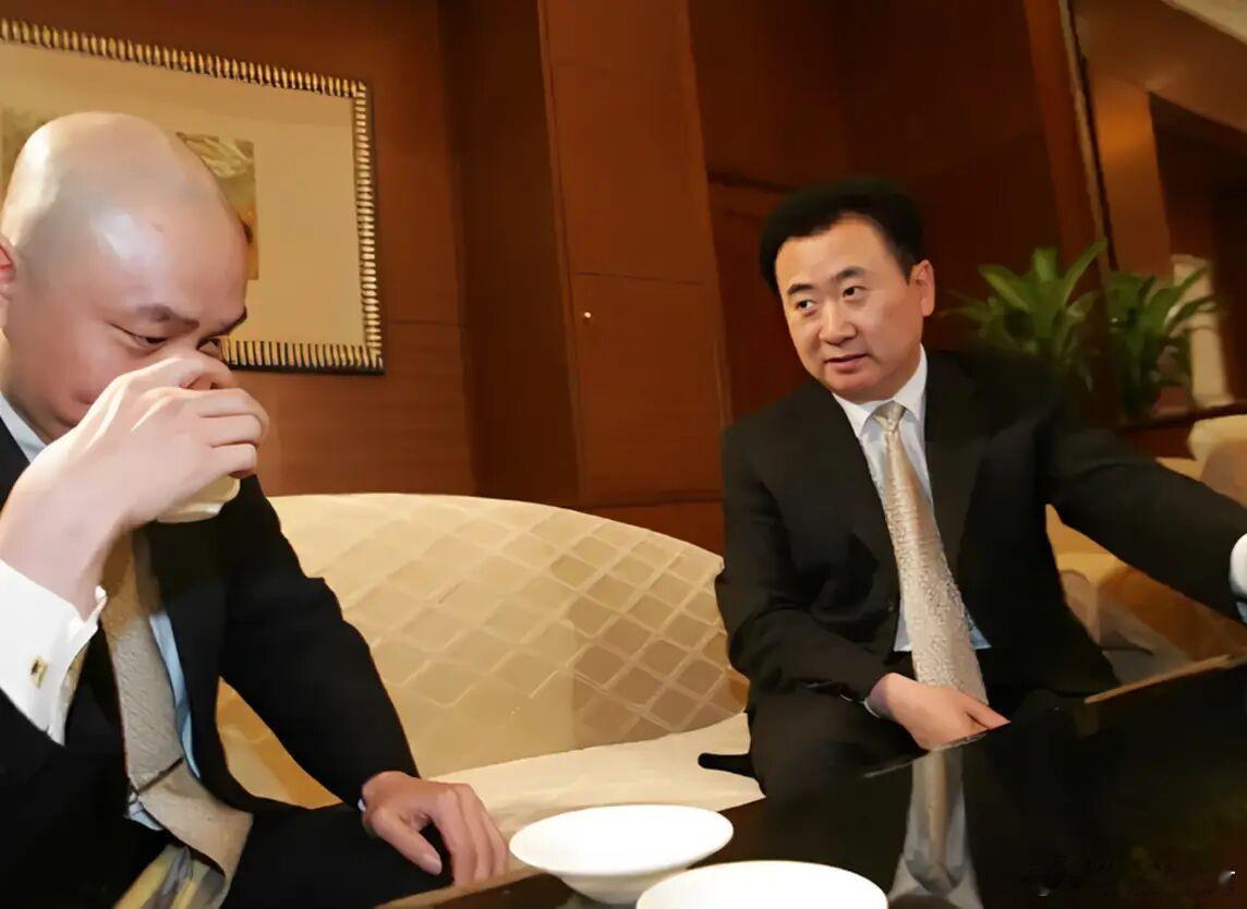 王健林夜会黄光裕夜。夜会。夜会美。2005年6月的一个晚上，北京私人会所。王健林