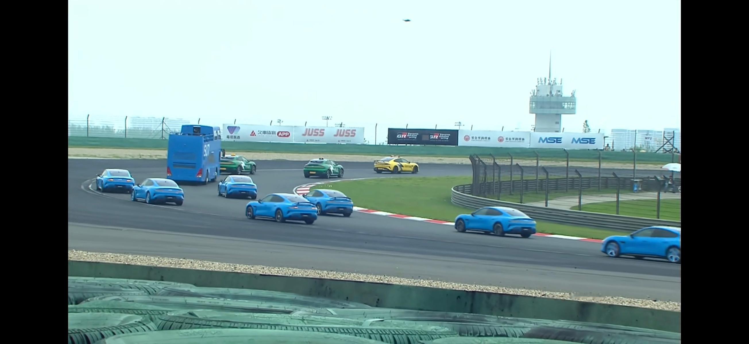 China GT的巡游环节来了，卡布里蓝太亮了！ 