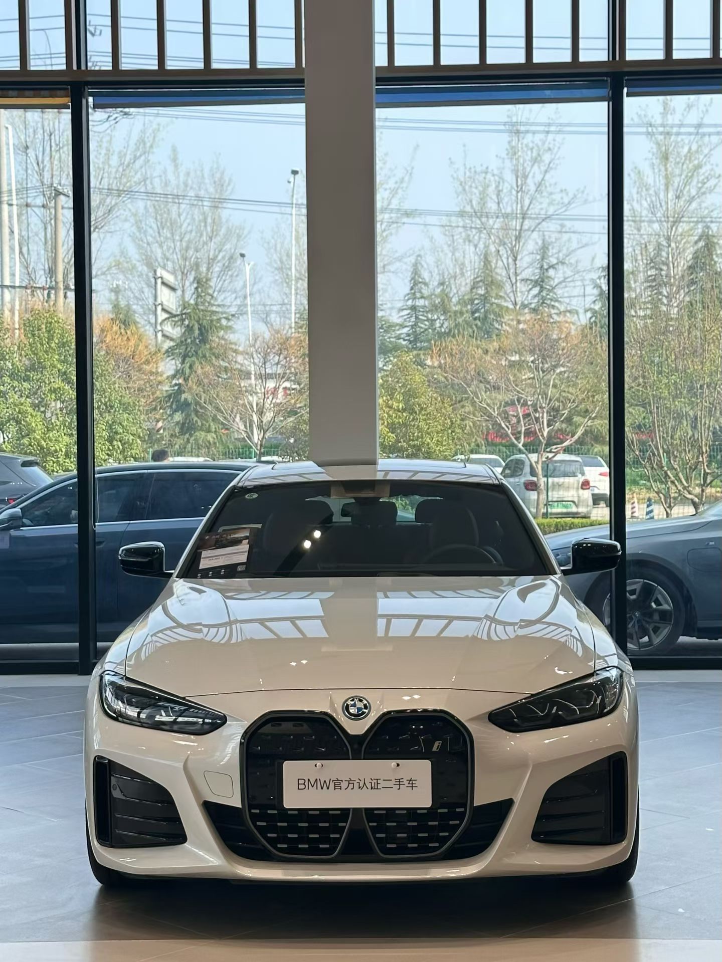 官方展示车宝马i4 40 进口纯电轿跑白外红内官方指导价：469900元全款仅售