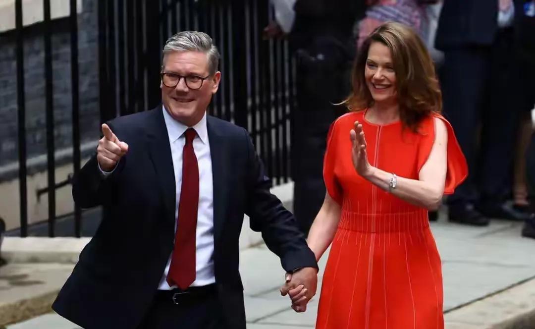 英国新任首相和泽连斯基通电话，表示将继续坚定支持乌克兰。今年以来芬兰、荷兰和英国
