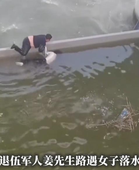 我的天！河南大哥浑身湿得像落汤鸡，回家说“摔了”，第二天来人一讲，媳妇眼泪哗哗流