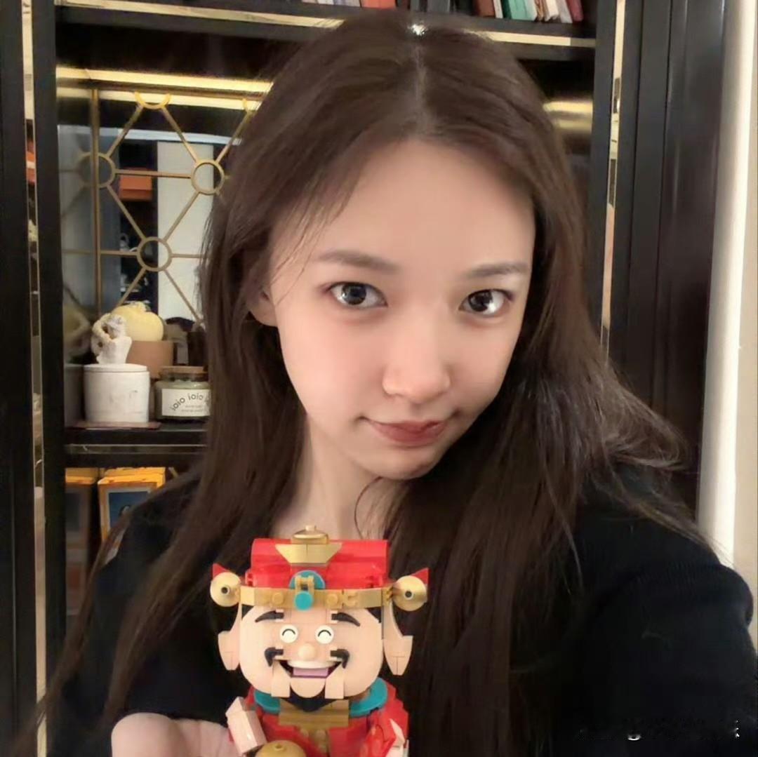 程潇素颜皮肤状态近日引发网友热议，生图中她肌肤细腻透亮，几乎不见瑕疵，即便在无滤