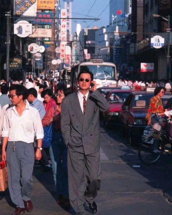 1995年，上海街头，一个西装革履，梳着大奔头戴着蛤蟆镜的土豪，正迎面走来。

