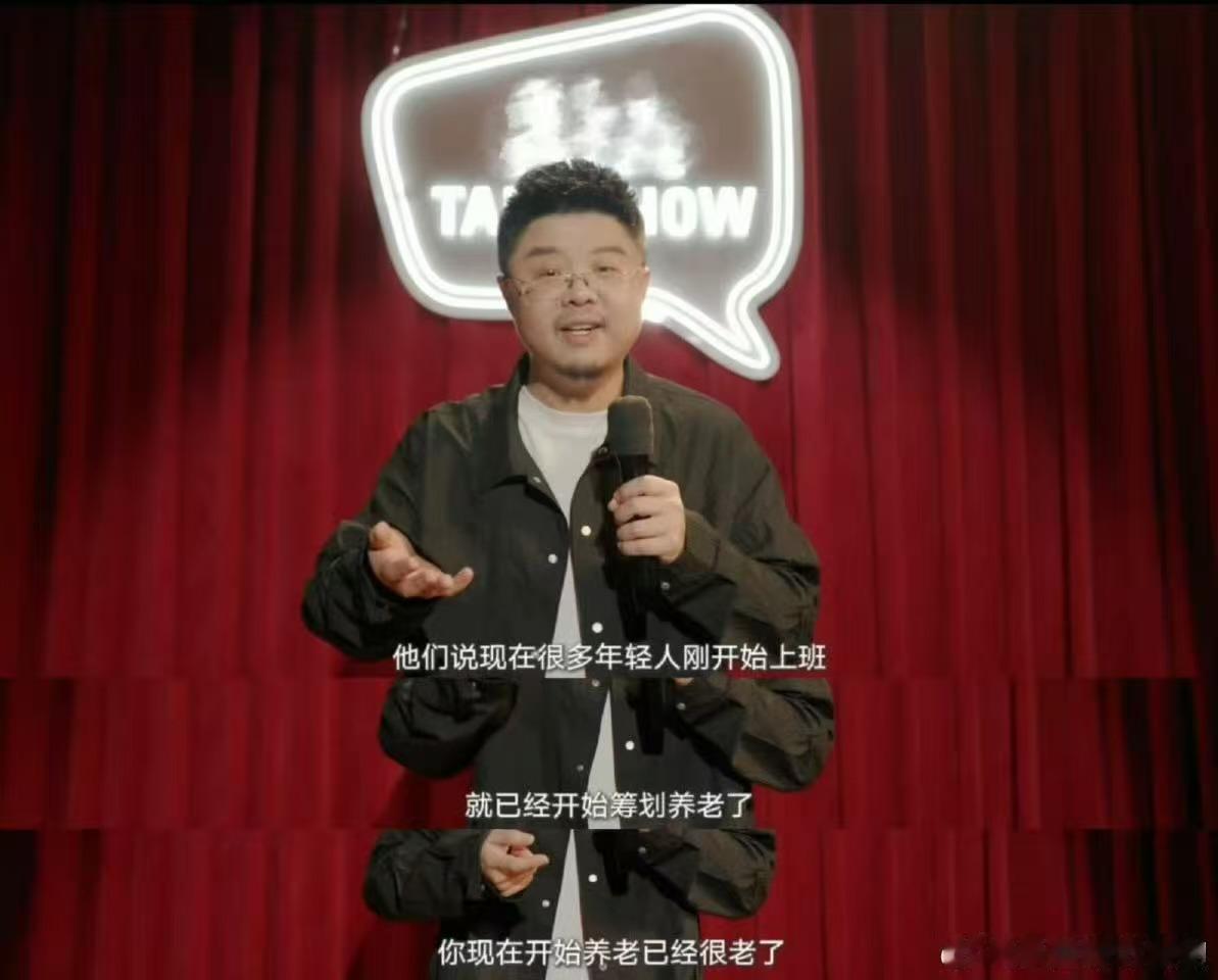 白天被猫咪的呼噜声治愈，傍晚跟着狗狗去散步追风，不用追赶世界的节奏，只在毛孩子的