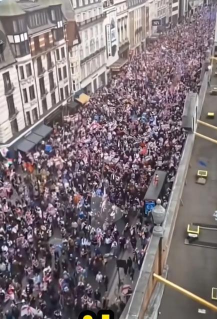 英国开始大游行了，导火索就是那个18岁白人大学生被印度裔锡克族人给5刀捅死，还被