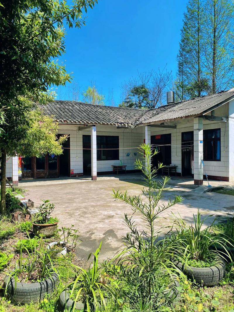 邻村小王的故事，像极了现实版“扬眉吐气”的剧本。
 
30岁前，他在镇工厂流水线