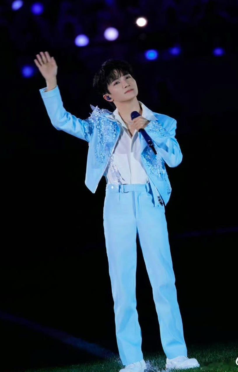 周深发了153个啊描述苏超氛围新一年的苏超又来了，没想到还是那么火，开幕式请来周