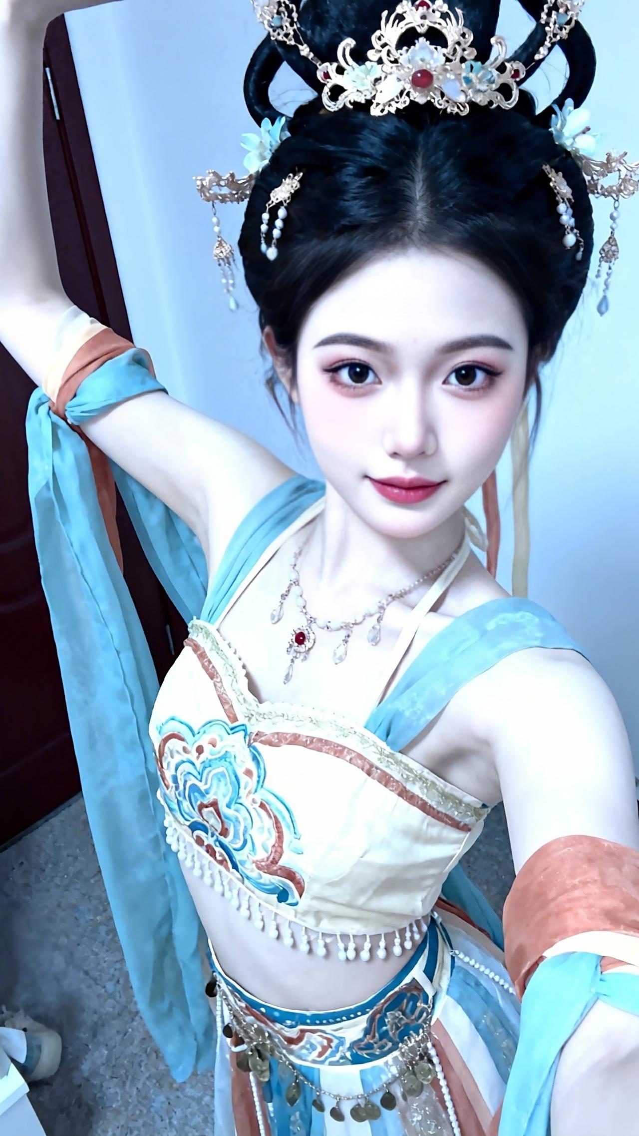 于玉簪花下翩然起舞，仙姿绰约，宛如一幅绝美画卷徐徐展开。敦煌飞天 仿若缥缈梦境在