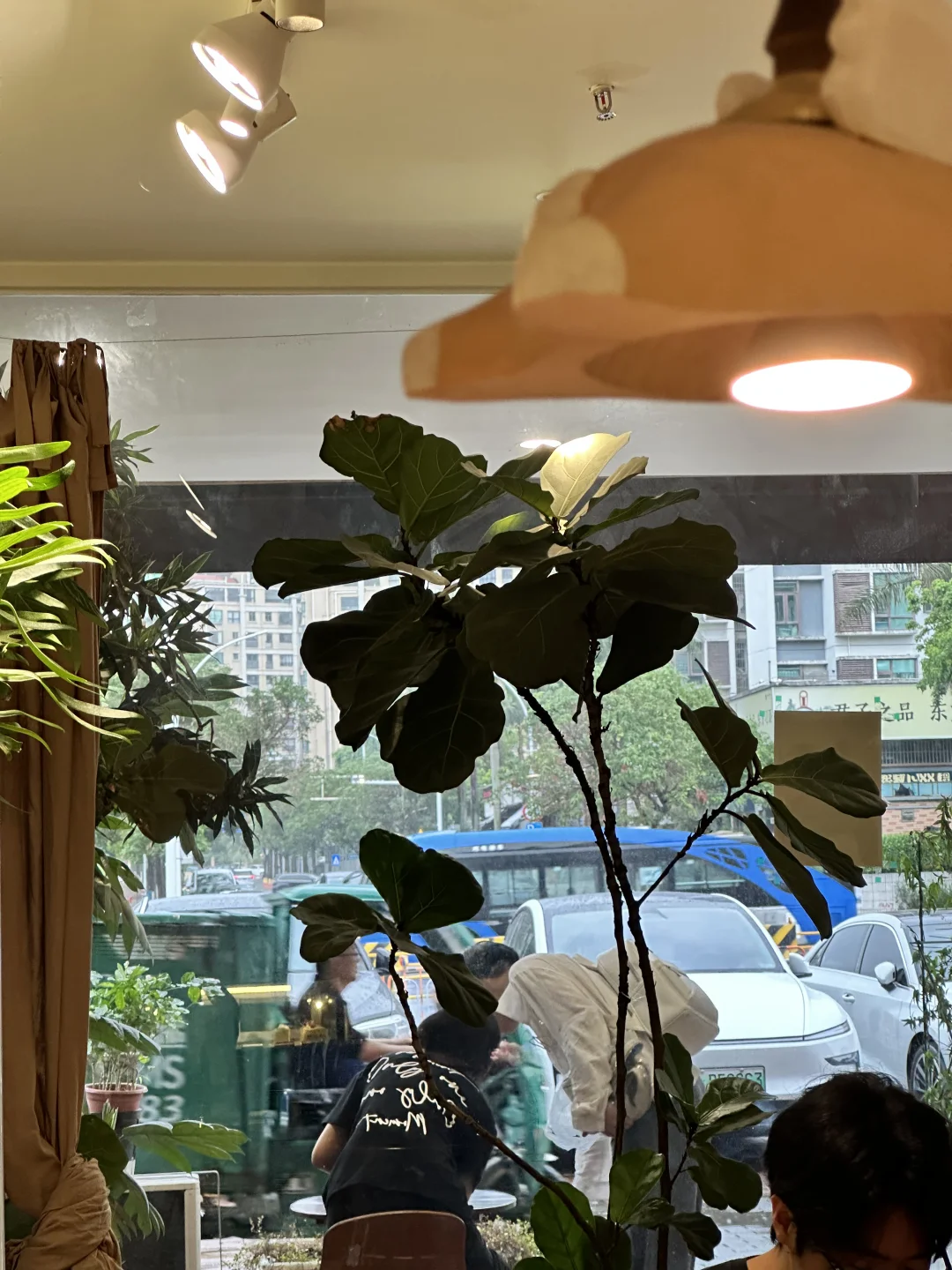 下雨天躲进了这家咖啡店