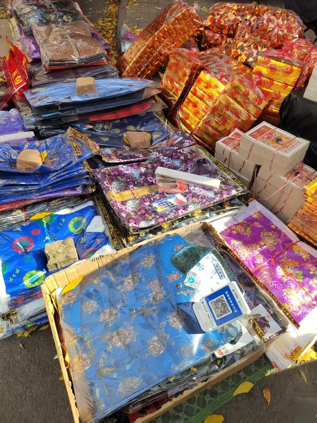 距离 还有一个星期，烧纸送寒衣就已经连续多日了，天一黑就烟雾缭绕，烟熏火燎的。下