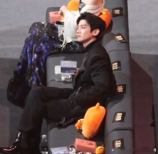 全网都知道白敬亭偷吃了白敬亭偷偷从怀里掏出食物 白敬亭偷偷从怀里掏出吃的，猛吃一