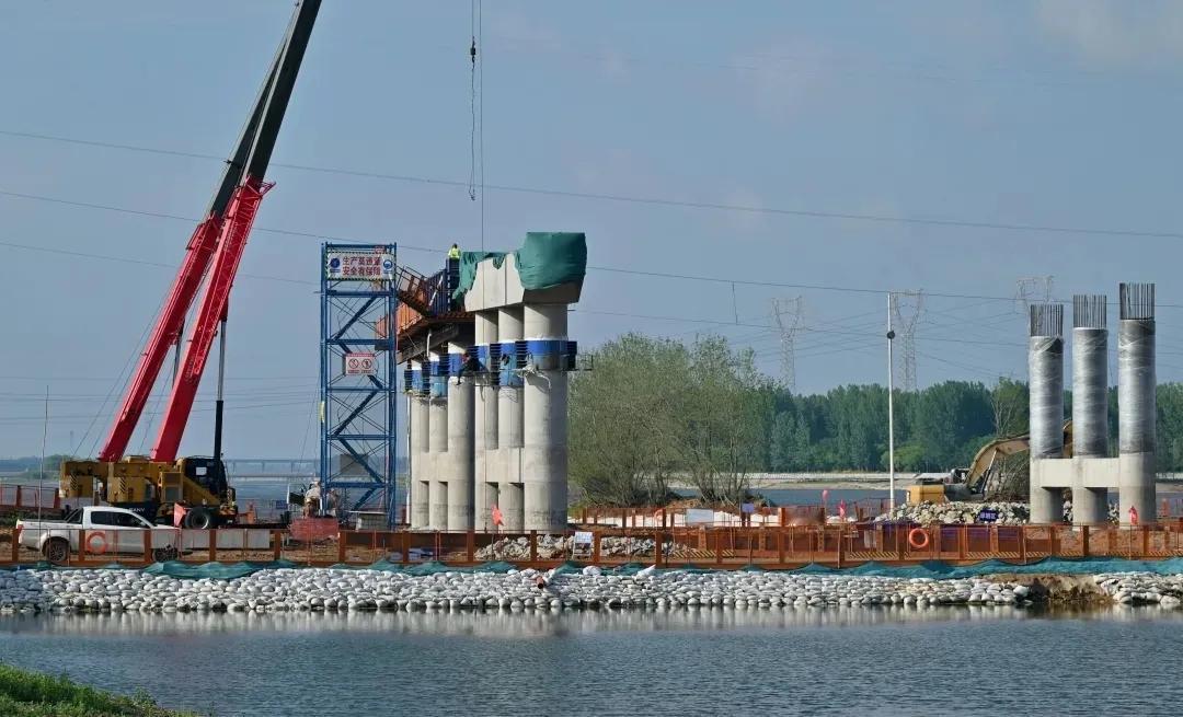 河南省南阳市白河之上京宛大桥打基建柱子如雨后春笋一天一个新样儿。
