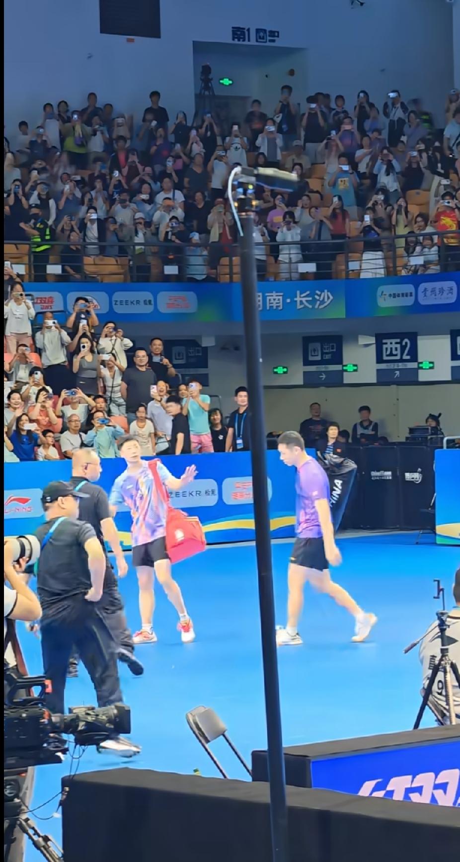 龙蟒圆满拿下胜利！马龙许昕3:0零封林高远组合，退场瞬间全场沸腾。
粉丝激动上前