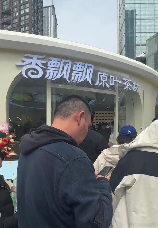 香飘飘线下奶茶店的果茶价格低至7元，开业当天第二杯更是半价优惠 ￼！这一亲民定价