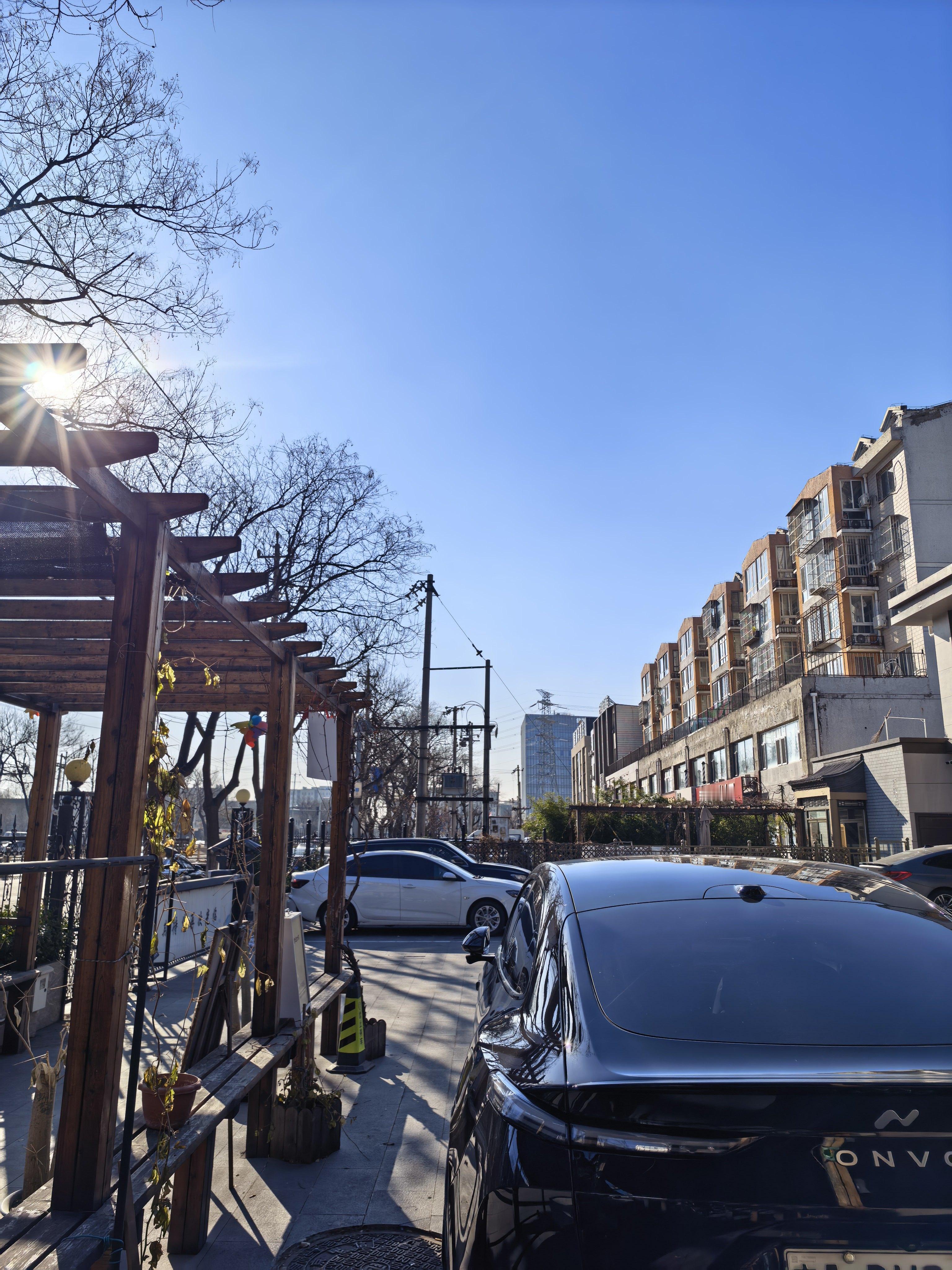 特别喜欢北京这个天气，有太阳很舒服。虽然地面有结冰，但是这才是冬天该有的样子。 