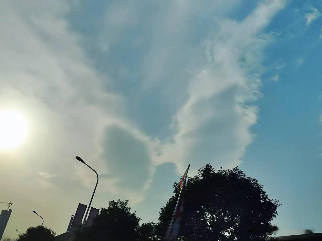 今天的天空是一位爱美的姑娘，云彩变成了蝴蝶结的形状。