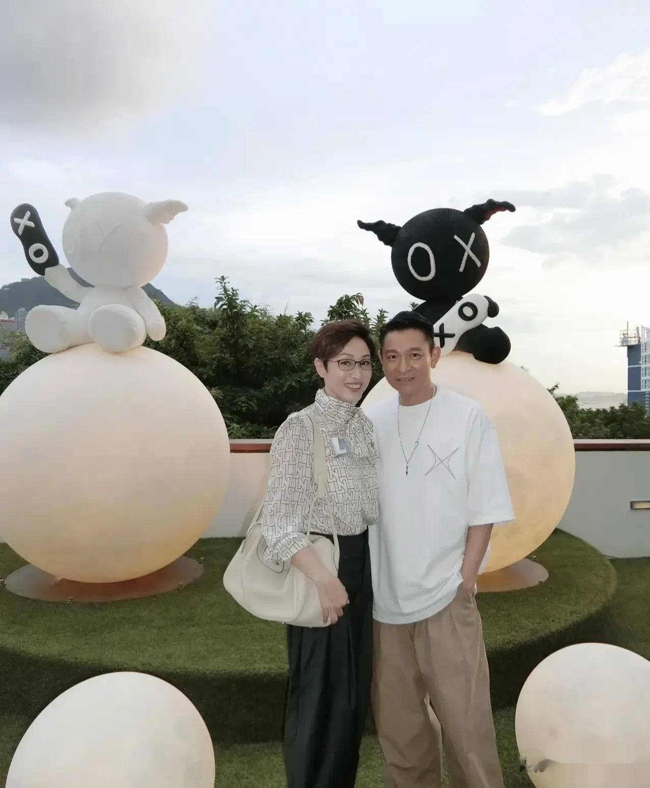 刘德华先生以其卓越的艺术才能和无比的热情，在香港亲自策划并举办了一场独特而精彩的