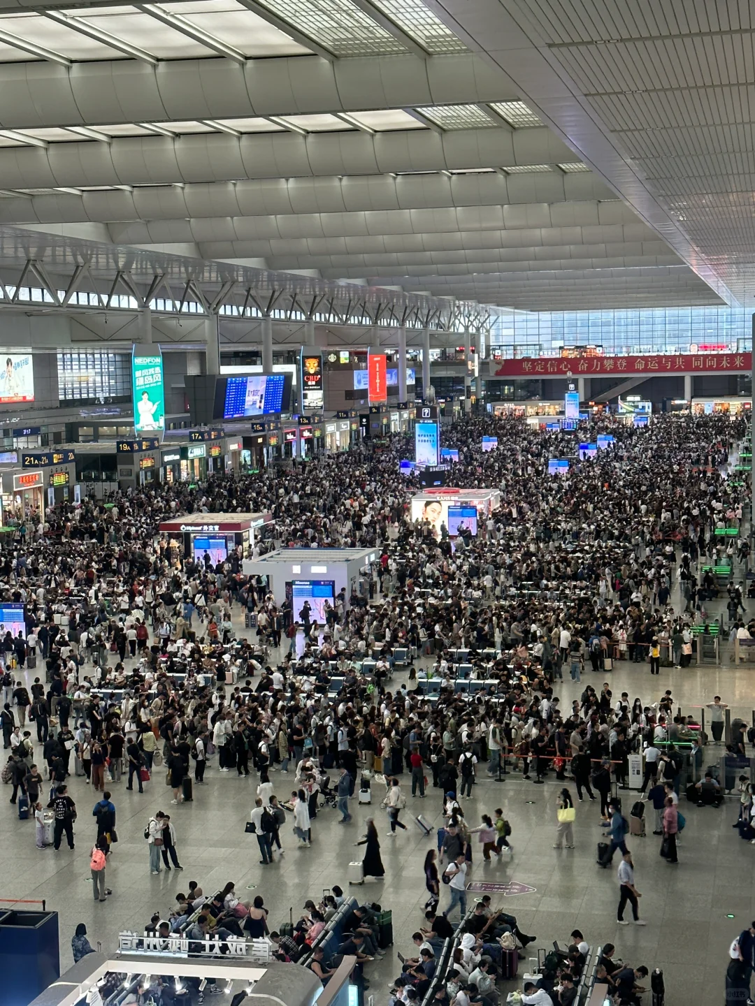 今天上海虹桥🈶️1亿人吧！