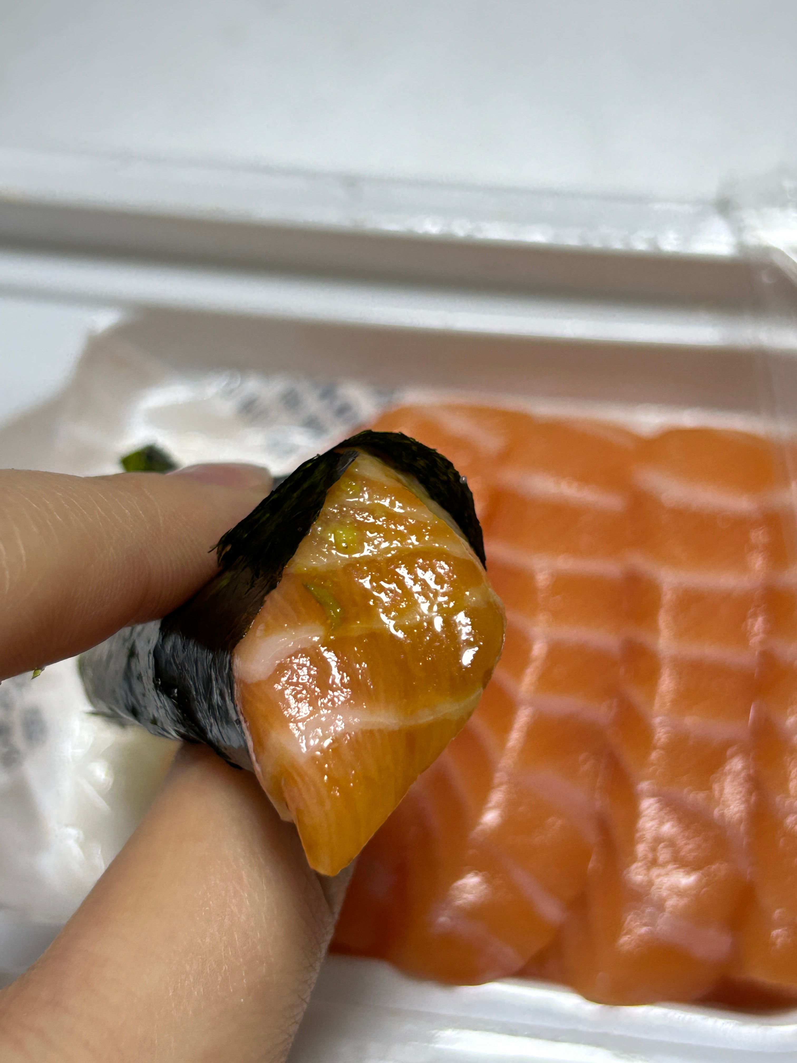 买到了大润发最后一份特价三文鱼！裹着海苔，加点山葵酱美美开吃！！ 