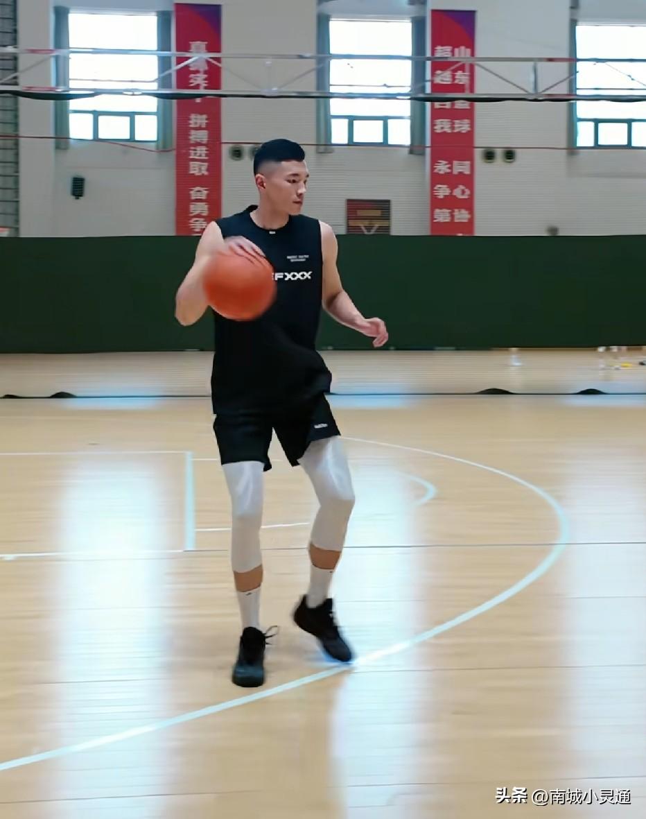 山东高速男篮的“冷血杀手”陈林坚今天归队了。开始参加队内训练了。
健康归来的陈林