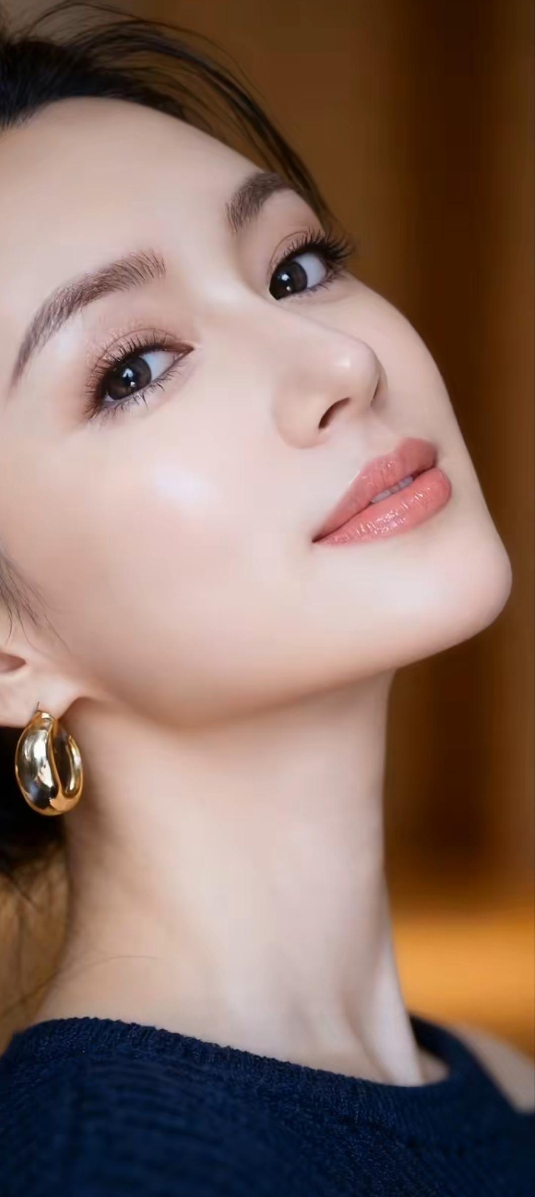 优雅气质，金饰闪耀，完美妆容，时尚穿搭