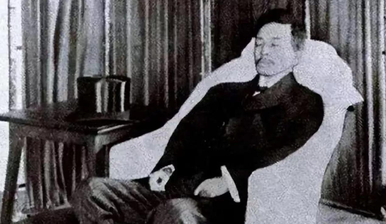1913年3月20日晚10:40，宋教仁在上海火车站被刺杀，身中三枪生命垂危。在