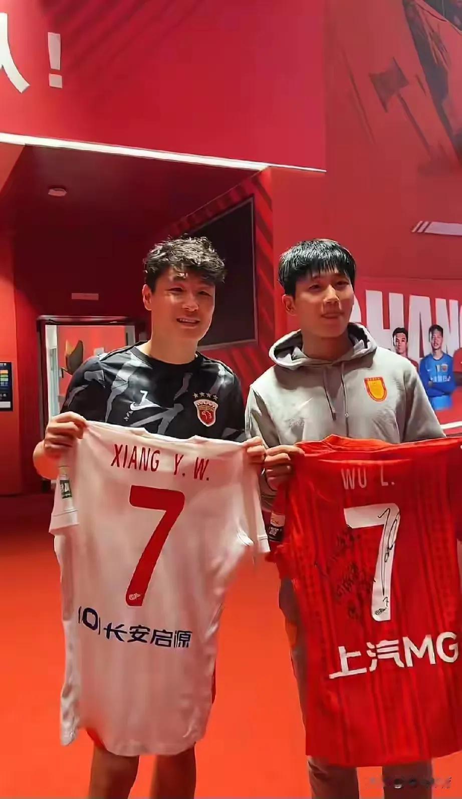 希望向余望接班武磊，超过武磊，只有一代更比一代强，中国足球才有希望[比心][玫瑰