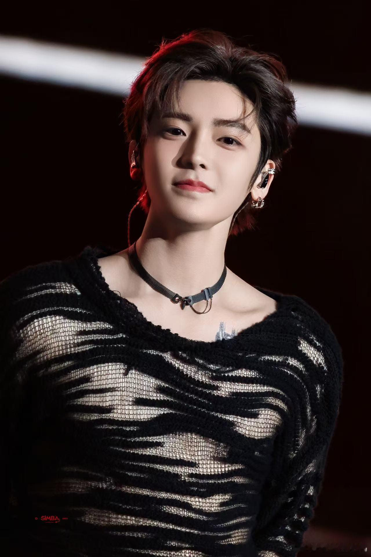 侯明昊的帅，真的是那种不做作的自然帅气，撩得刚刚好，让人忍不住心动。 