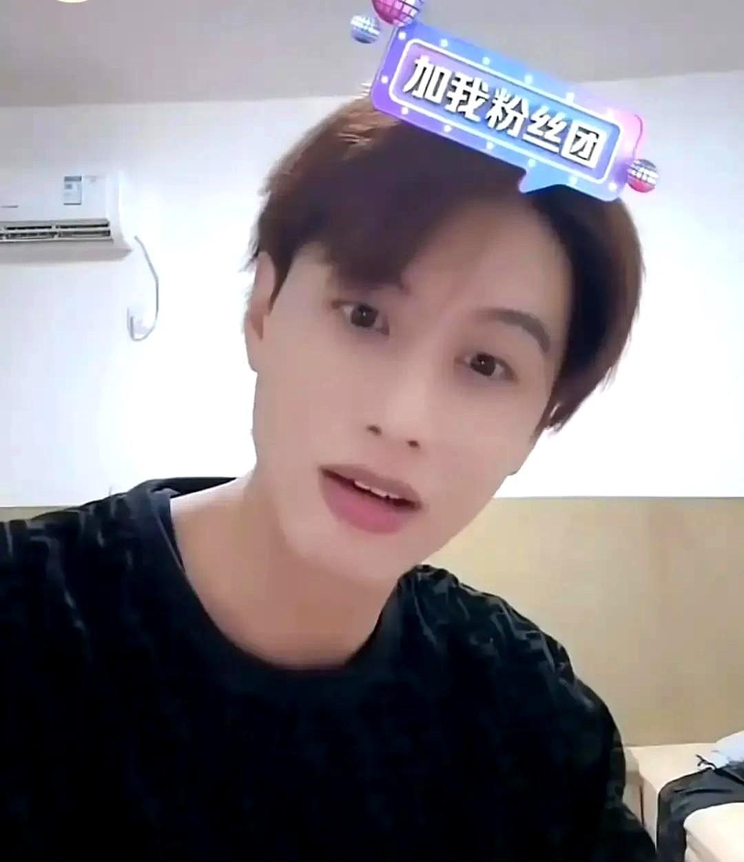 吻戏开拍前，他突然掏出一支润唇膏。
不是为自己。
他细致地抹开，是为了对手演员。