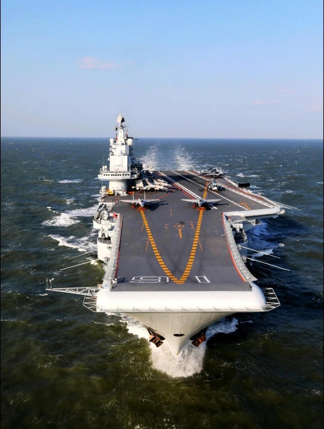 辽宁舰沿琉球群岛北上                              