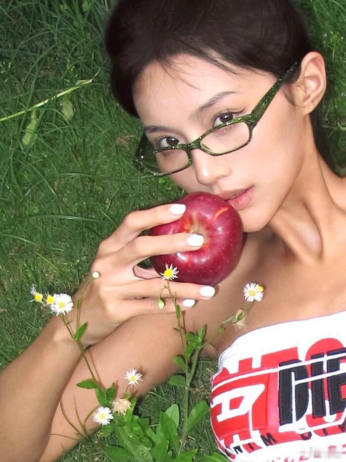 万籽麟 🦋 草丛中的电子蝴蝶 ​​​