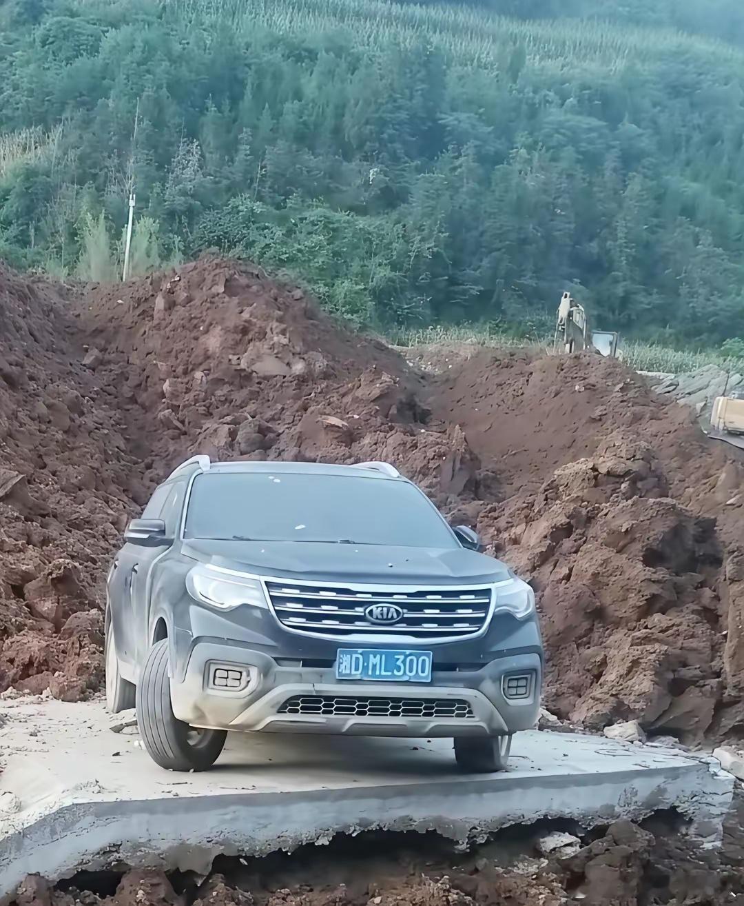 这是哪位大老板的车，当初停到这是多顺畅，现在想开出去怕是难了吧？都快没地方腾挪了