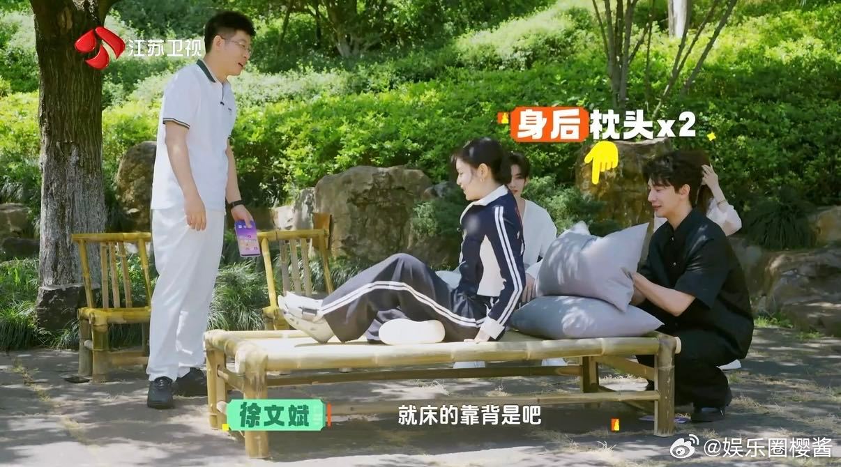 陈妍希床上玩手机姿势得到中医认可 国医少年志 还在胡乱躺床上玩手机伤颈椎？陈妍希