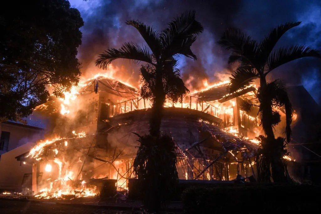 🇮🇩 印尼烈焰肆虐：抗议者焚烧议会，已致3人死亡印尼近日爆发了近年来最为严重
