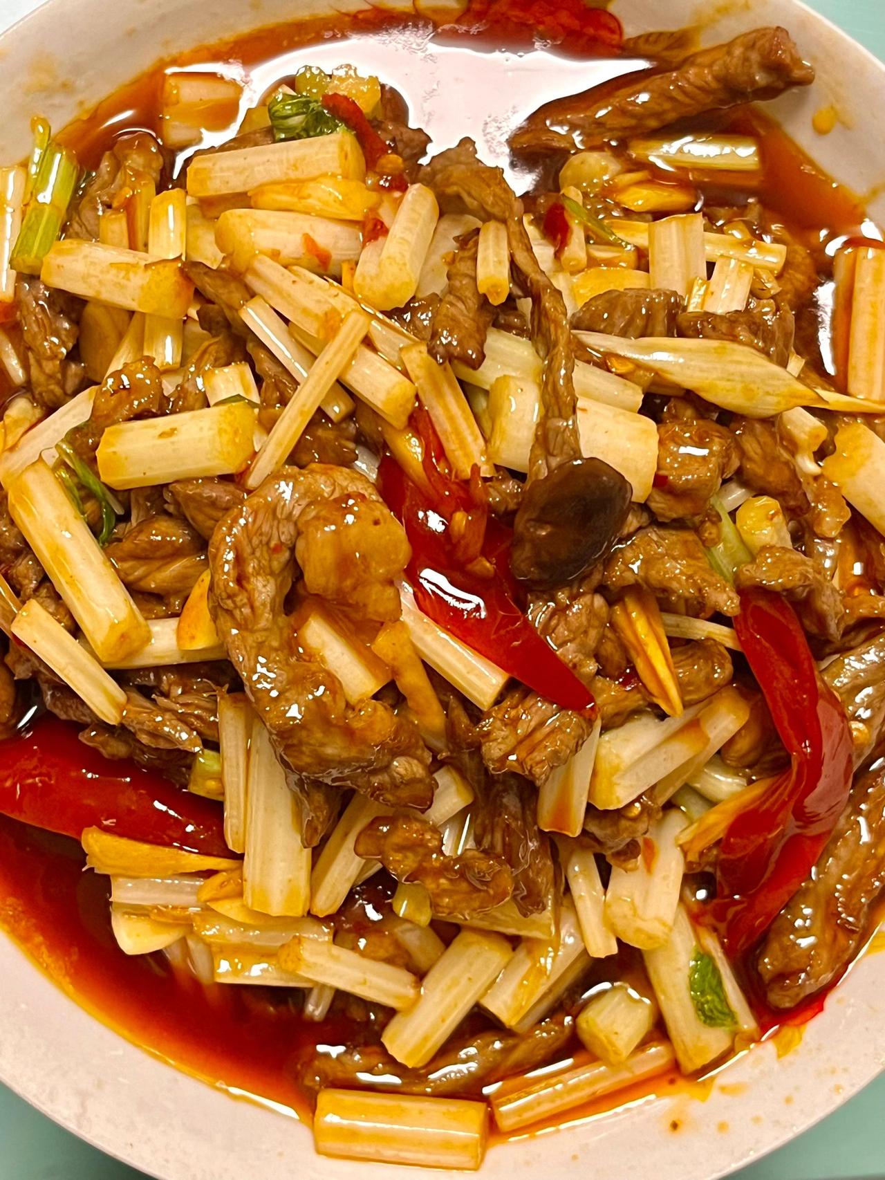 这样做的芹菜炒牛肉丝，真的太绝了。
牛肉非常的滑嫩！快@你的男朋友给你做起来！
