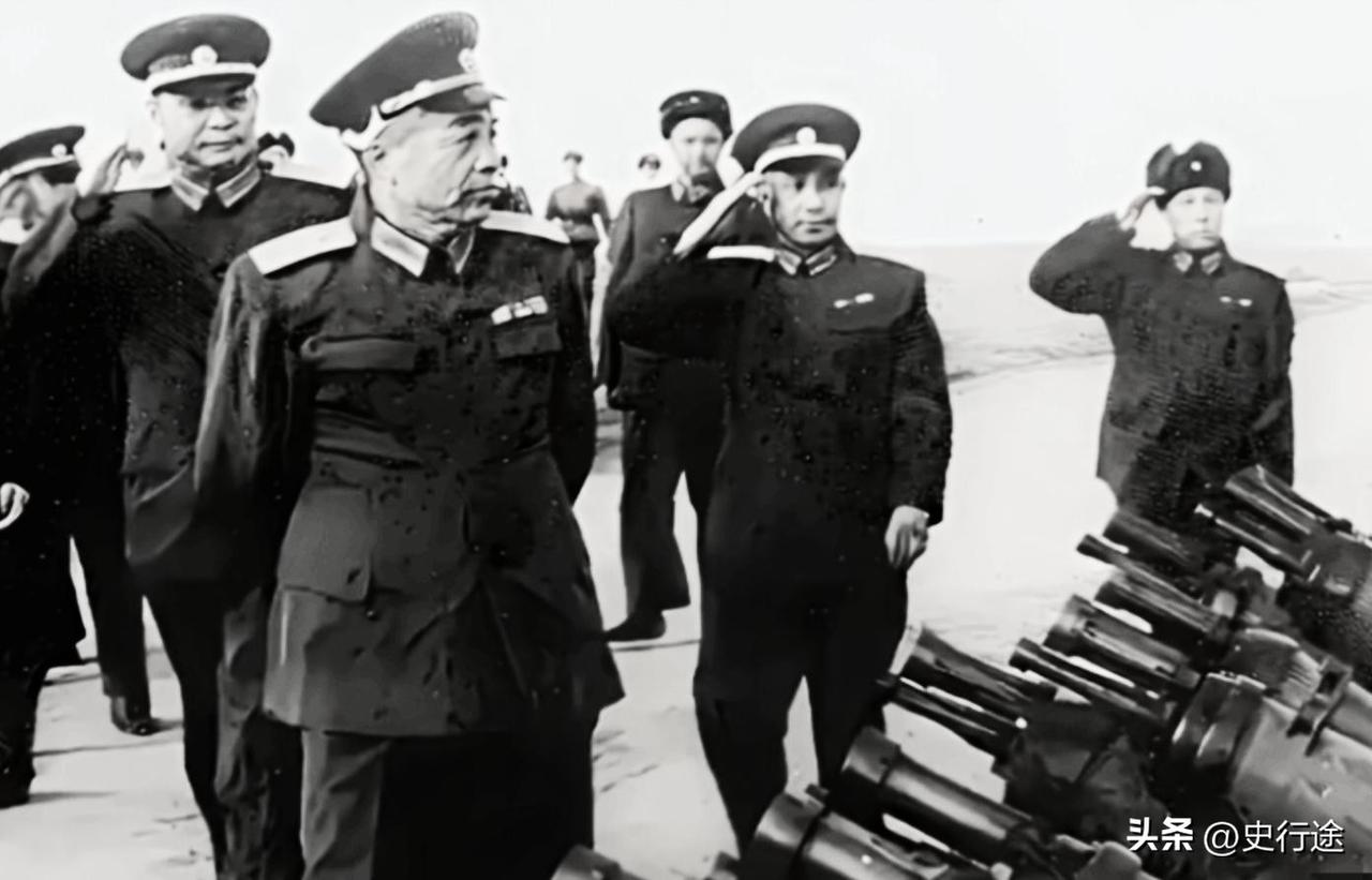 当年，彭德怀元帅视察部队时的一幕 ，身着军装走在前列身姿挺拔且神情严肃，自带沉稳