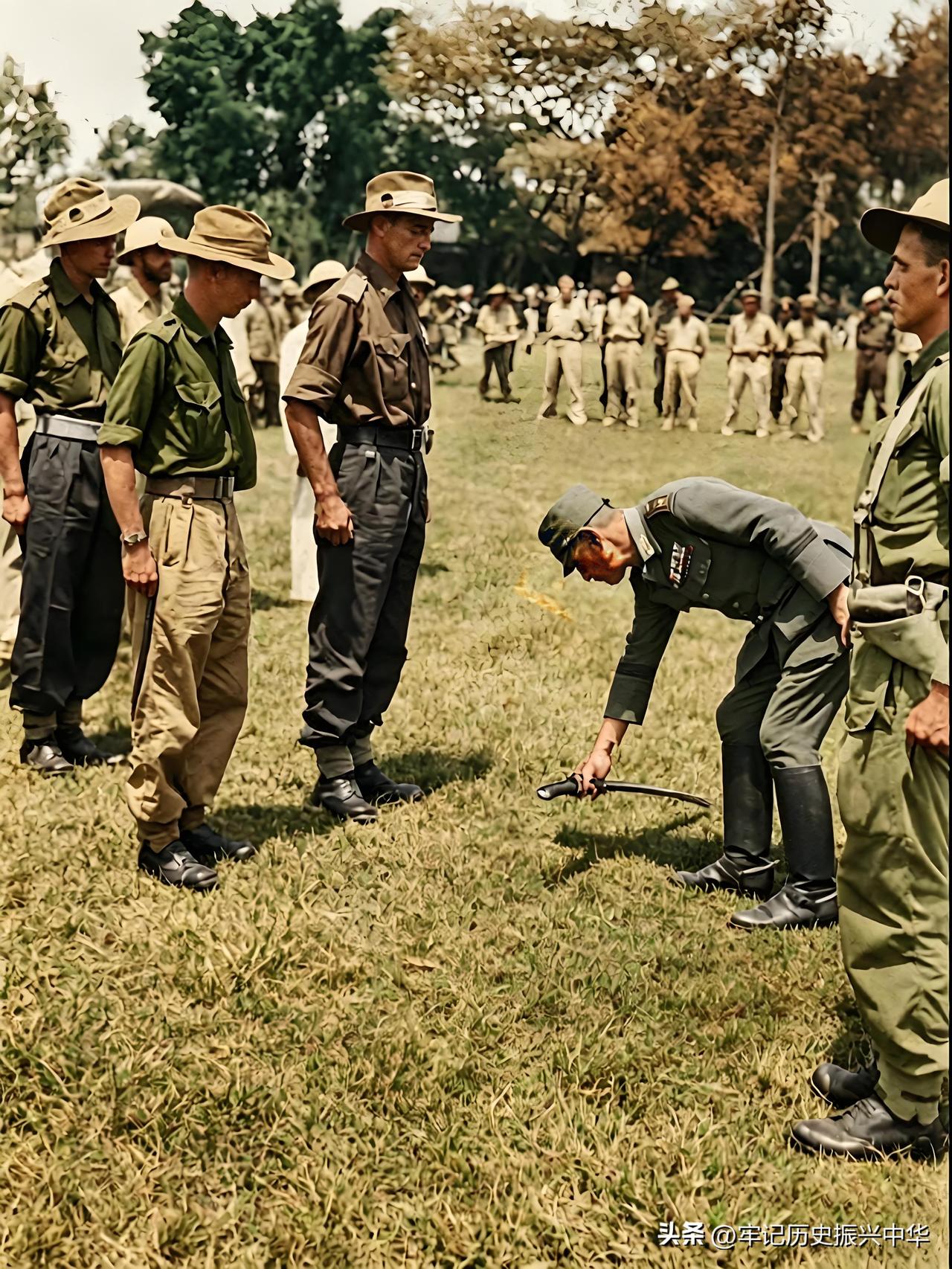 1945年婆罗洲受降，日军少将向澳中校交出佩刀
 
1945年9月17日，婆罗洲