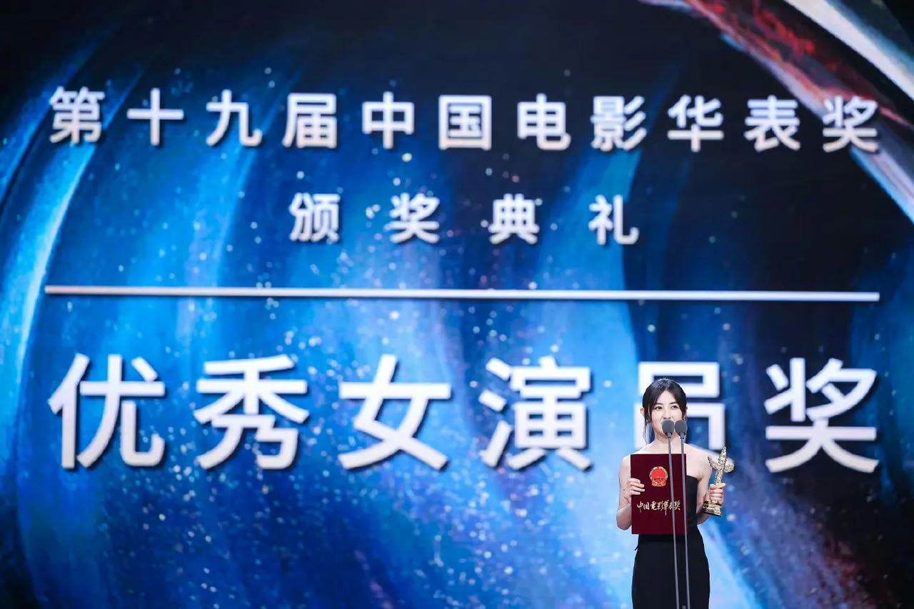 张子枫 凭借《我的姐姐》获得第十九届华表奖优秀女演员奖，最年轻的影后，赢嘛了。