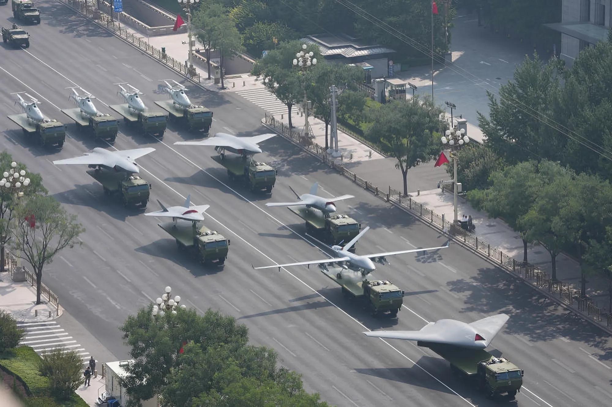 九三盛大阅兵国之重器亮相阅兵场 新华社发的空中无人作战方队图 ​​​
