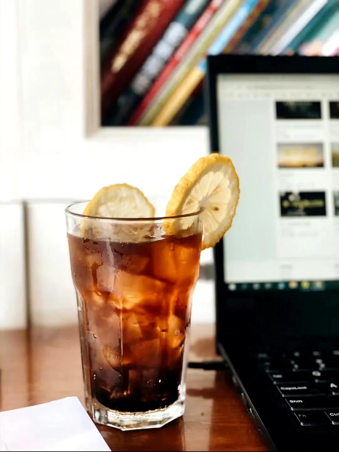 容易反酸的人，别喝碳酸饮料……

1.碳酸饮料中的某些成分，如咖啡因、糖分以及某