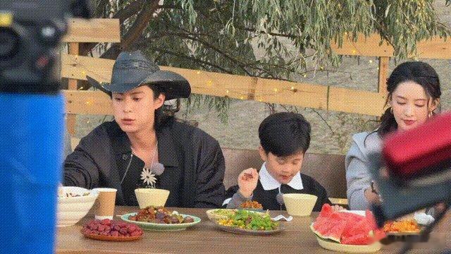 王鹤棣李沁马立奥吉祥三宝 救命！《咸鱼飞升》这个路透也太有爱了吧！王鹤棣、李沁和
