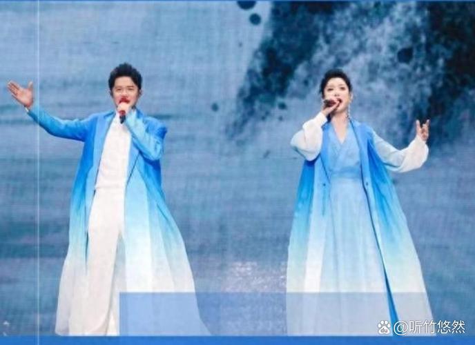 3月28日，凤凰传奇厦门演唱会突遇暴雨，玲花、曾毅冒雨开唱，数万观众从躲雨转为坚